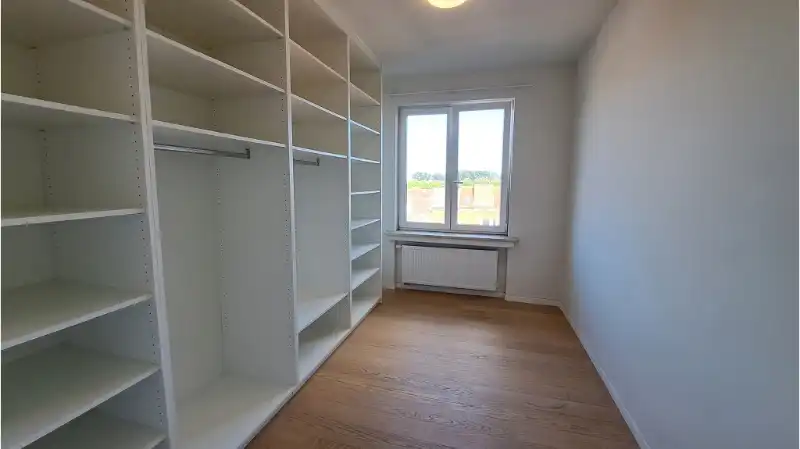 Ruim en lichtrijk 3-slaapkamerappartement te koop in Brugge foto 6
