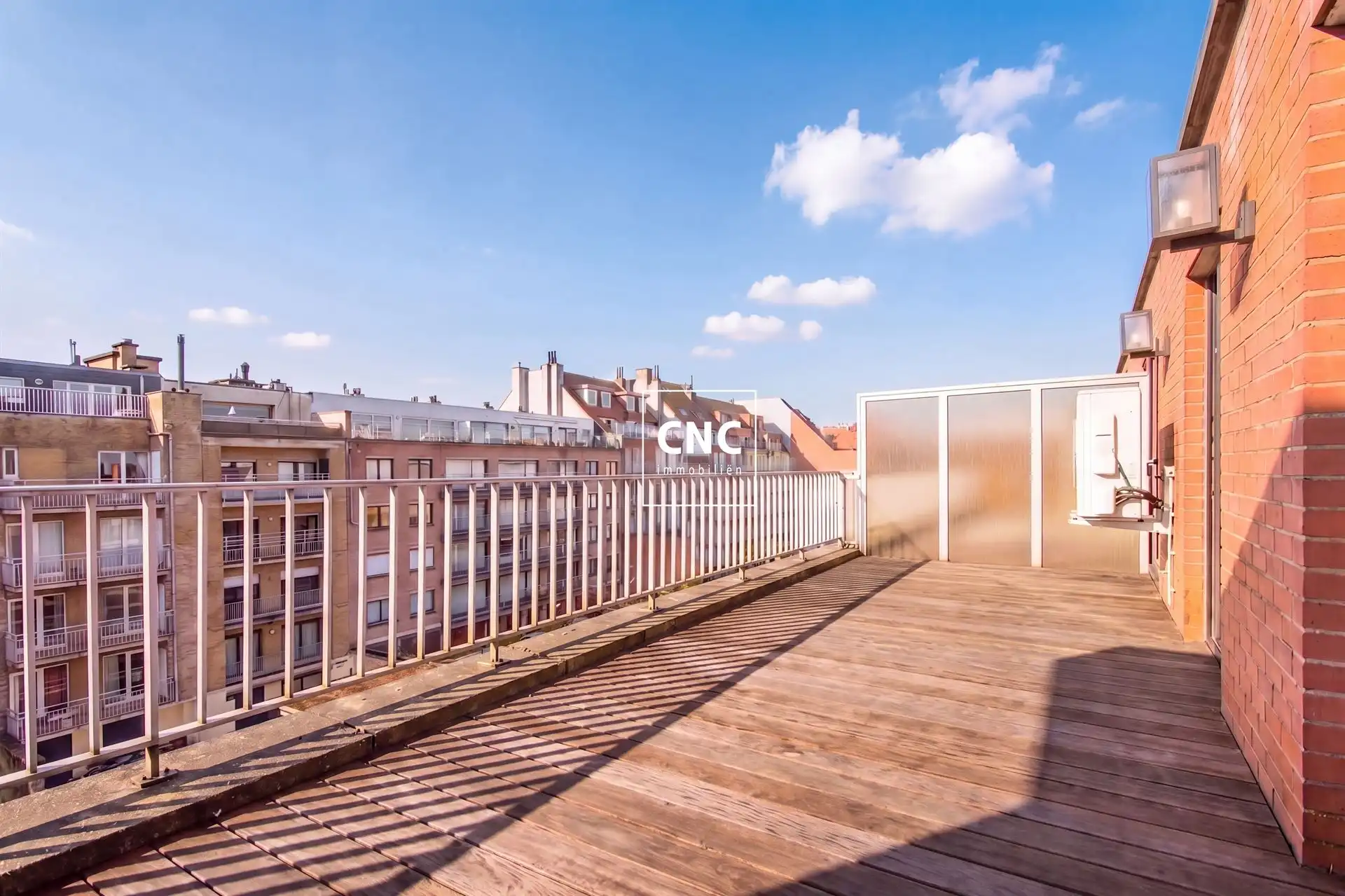 Gerenoveerde penthouse met grote terrassen nabij de zeedijk foto 16