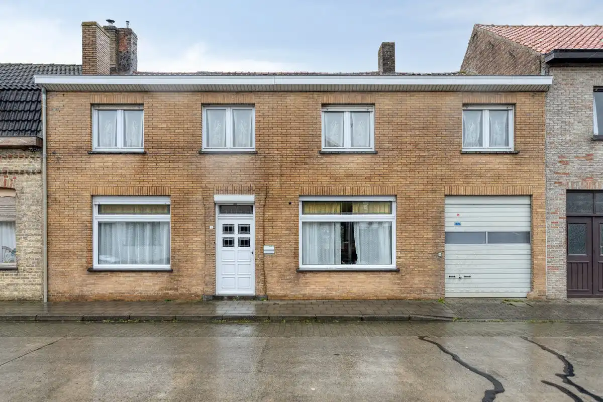 Hoofdfoto van de publicatie: Ruime woning met tuin en garage op 380m² te Leisele.