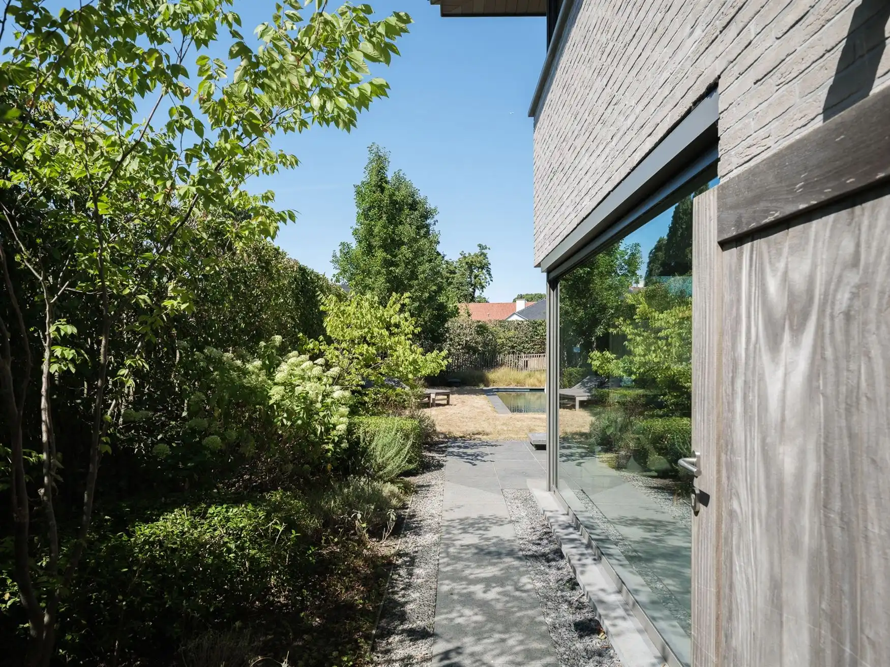 Gezinswoning met vijf slaapkamers en zwembad foto 2