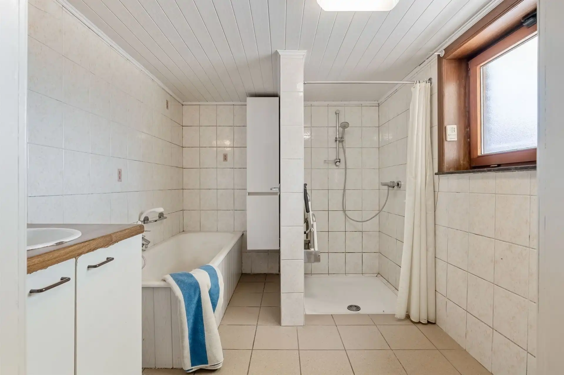 Te renoveren vierkantshoeve met achterliggende grond. foto 19