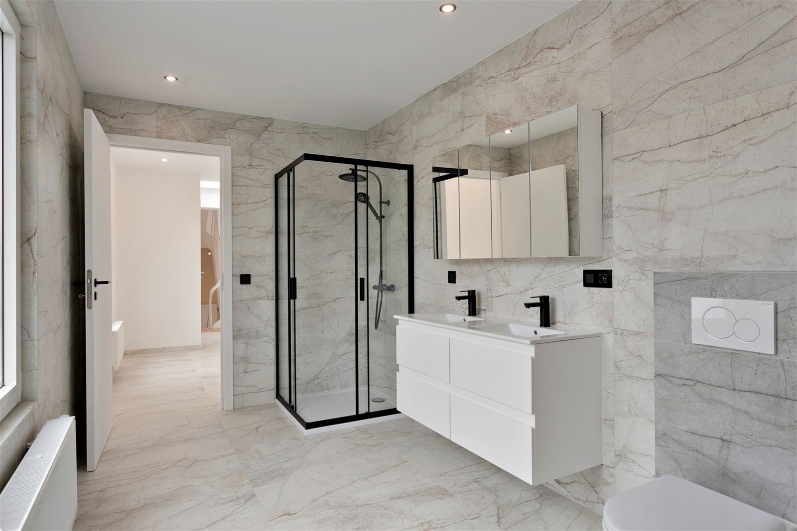  RUIM - KARAKTERVOL TRIPLEX appartement met 4 SLPK | vlakbij Berchem station. foto 13