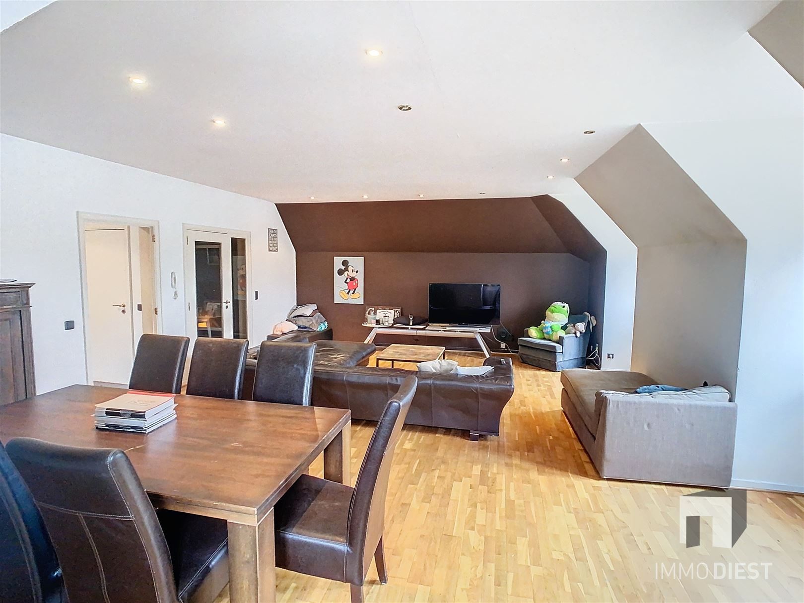 Ruim lichtrijk appartement met top locatie markt van Diest! foto 9