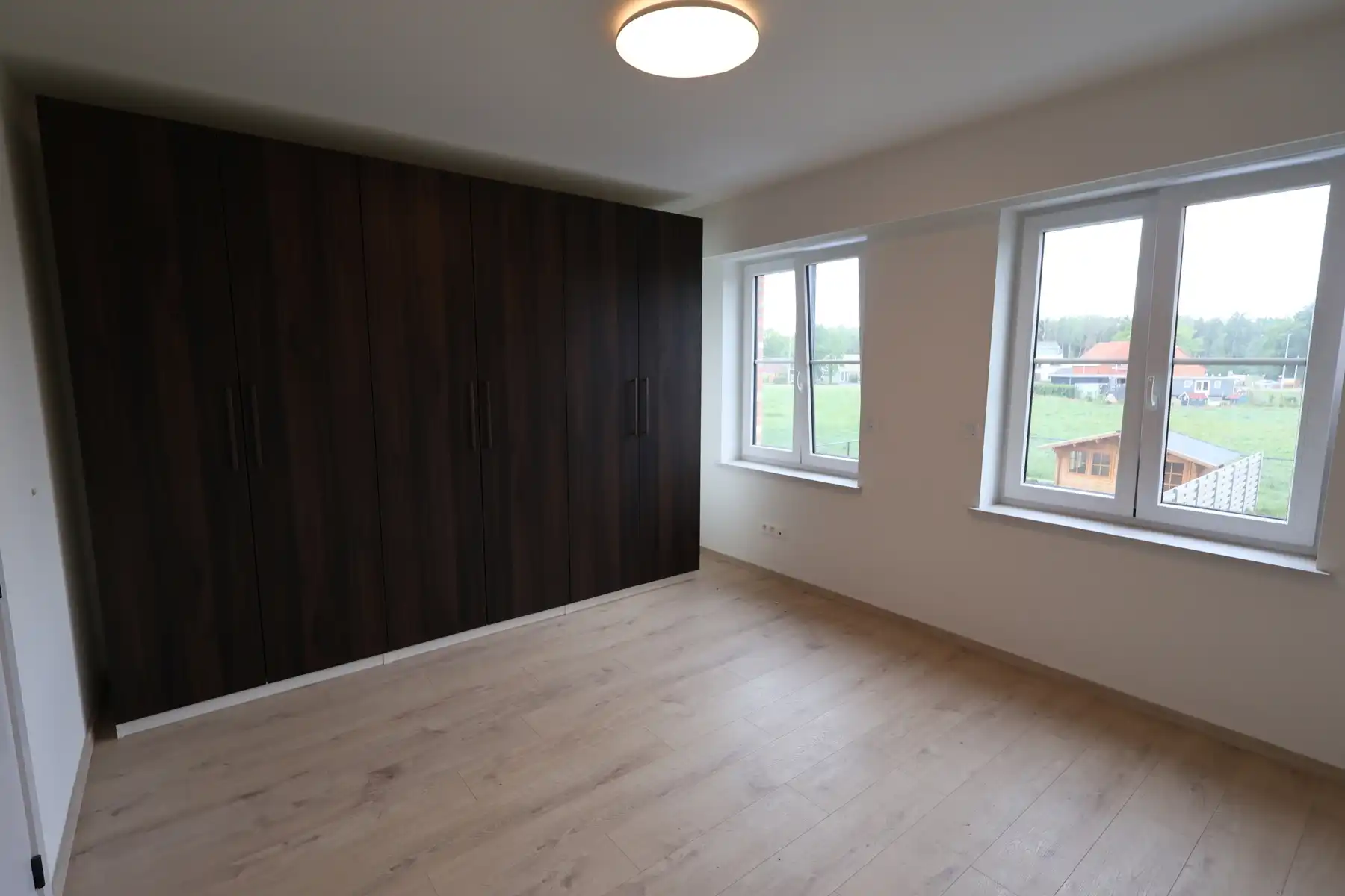 Een ruime nieuwbouwwoning met 3 slaapkamers, terras, tuin en garage.  foto 6