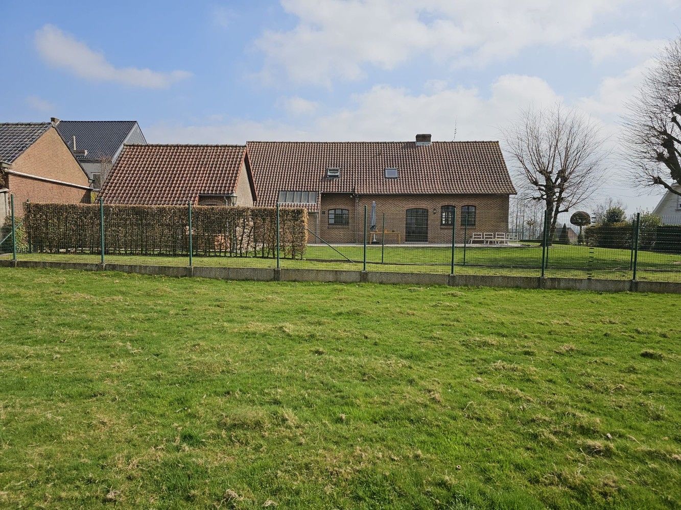 Karaktervol landhuis met bijgebouw op mooi, breed perceel met een opp. van 30a32ca foto 3