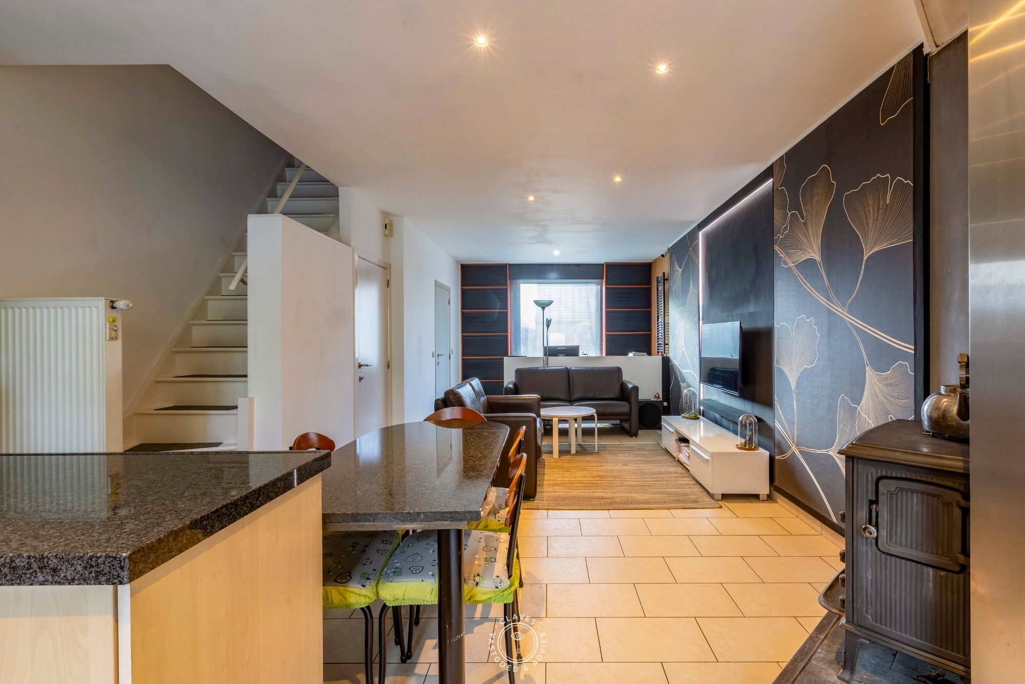 Ruime gezinswoning met 4 slaapkamers, magazijn en zicht op het groen foto 3