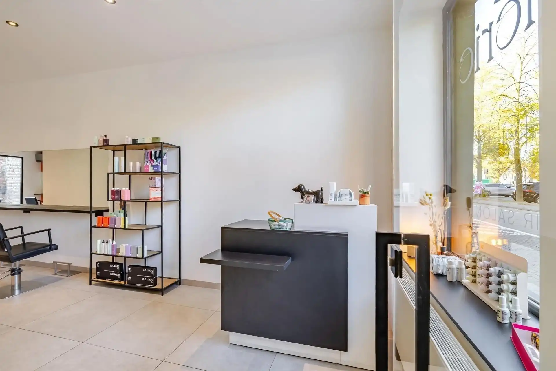 Stijlvol handelspand met kwalitatieve afwerking en charmant appartement met terras foto 4