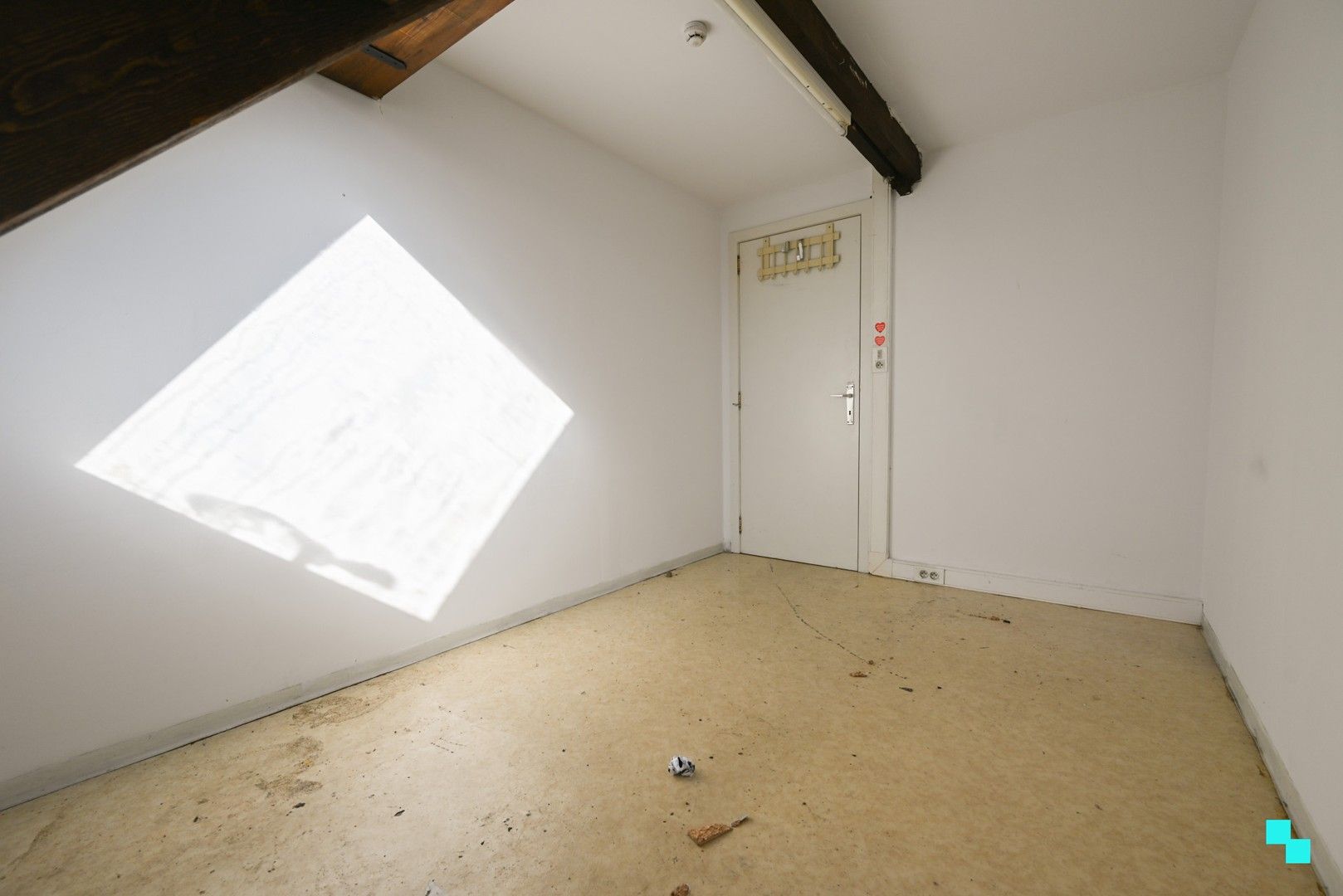 Ruime, te renoveren ééngezinswoning met achteruitweg te Emelgem foto 25