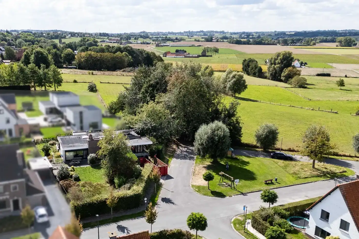 Ruime bungalow uit 1960 met panoramisch uitzicht en groene tuin in Zwevegem foto {{pictureIndex}}