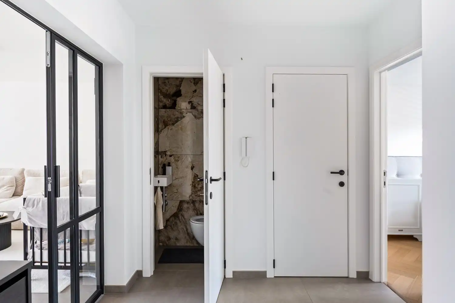 Hoogwaardig gerenoveerd appartement in Deurne! foto 10