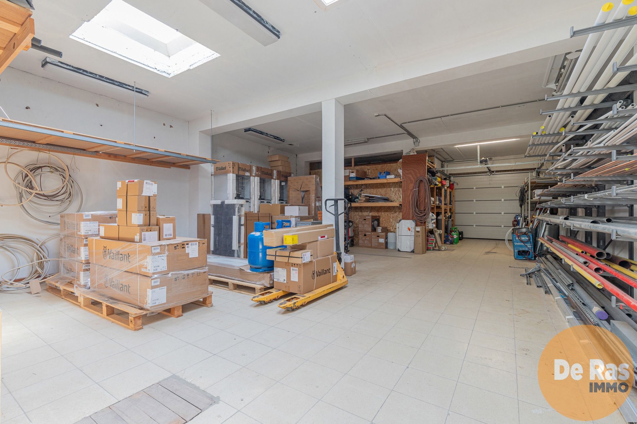 NIEUWERKERKEN - Recent gebouw met magazijn foto 30