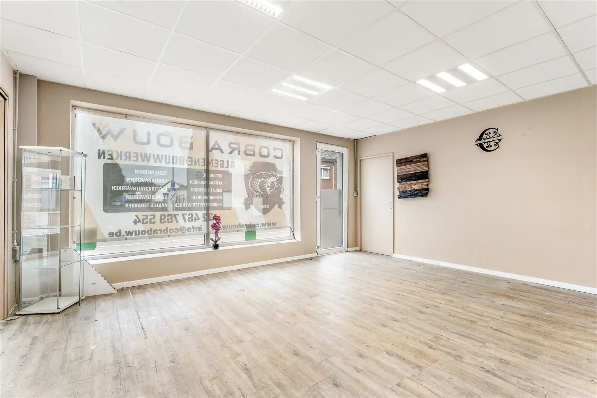 HANDELSHUIS MET RUIM HANDELSPAND EN 2 WOONENTITEITEN OP PERCEEL VAN 9A68CA TE KOERSEL foto 2