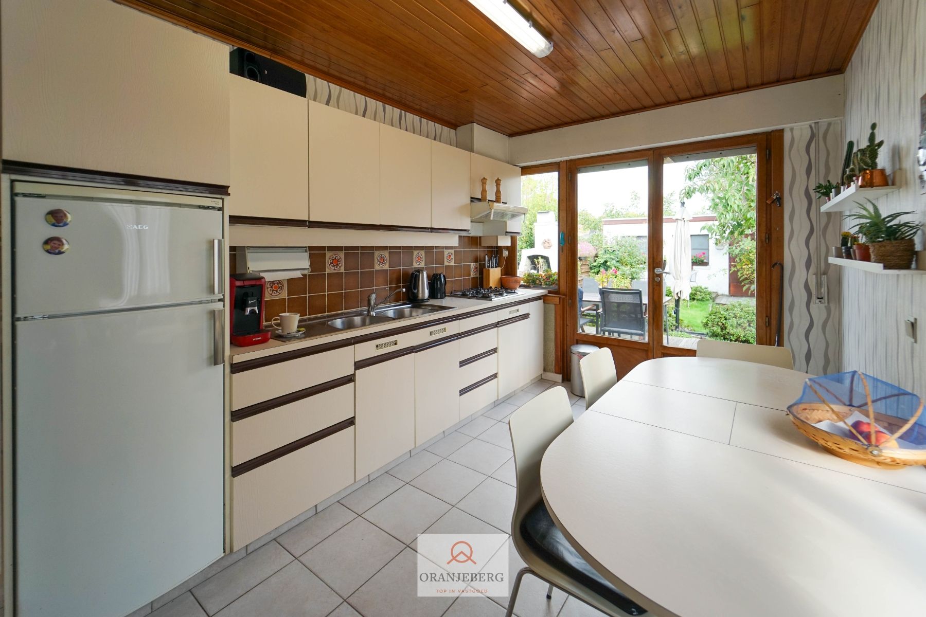 COMPROMIS IN OPMAAK! Charmante halfopen woning met oprit, tuin én garage te koop nabij UZ foto 9