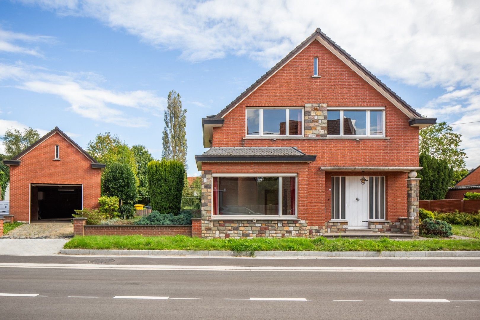 Charmante vrijstaande woning met veel potentieel foto 1