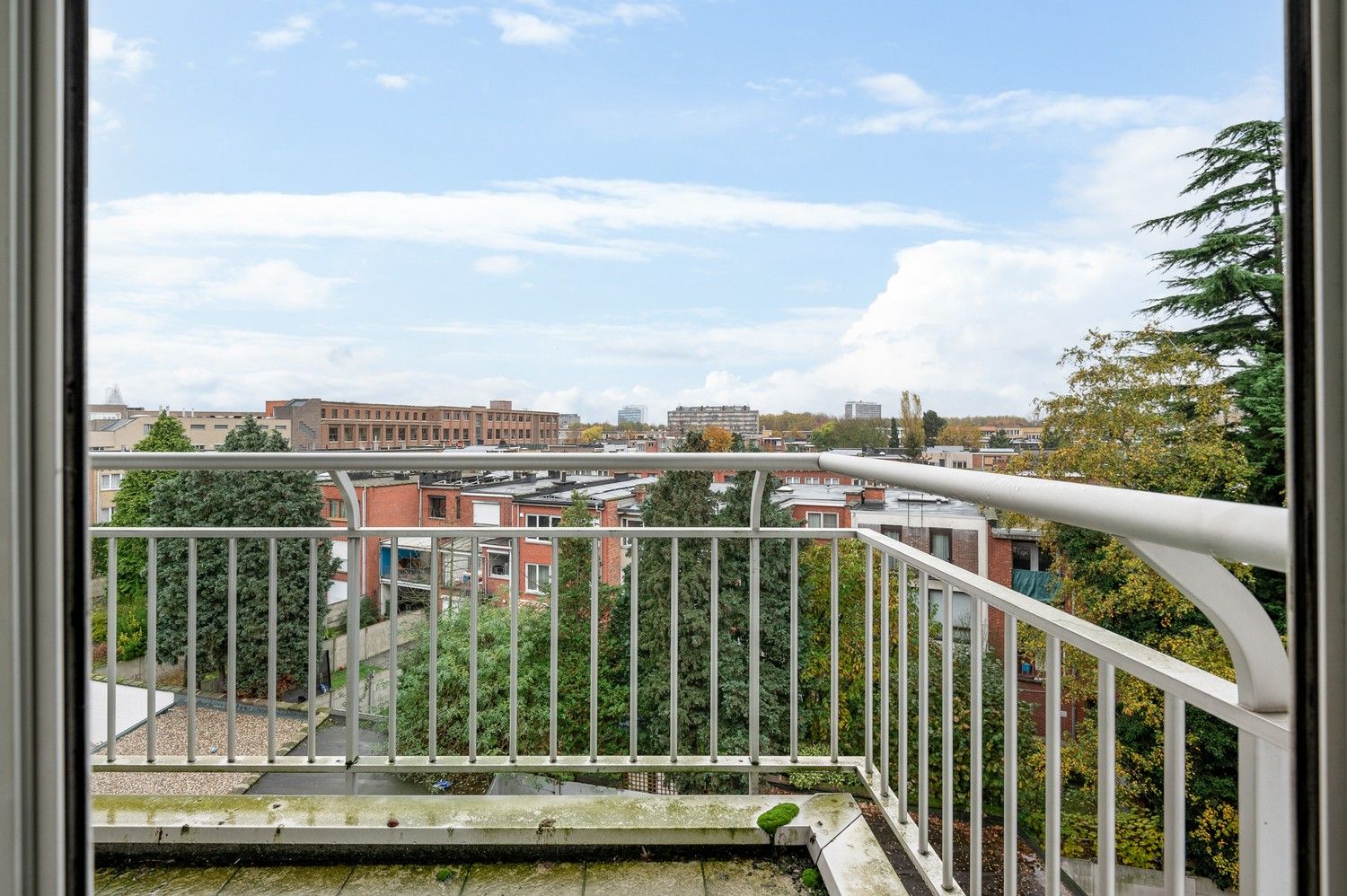 Deels te renoveren appartement met 2 slaapkamers, mooi terras en garagebox in Borgerhout! foto 14