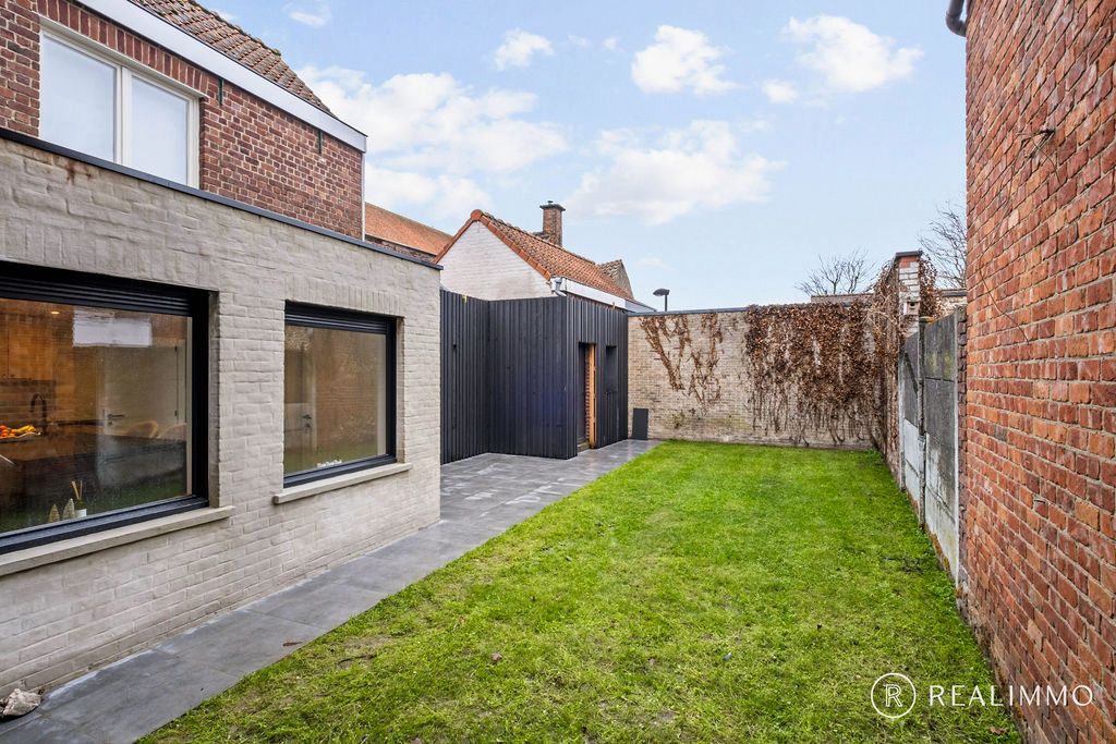 Stijlvol gerenoveerde woning met 4 slaapkamers foto 19