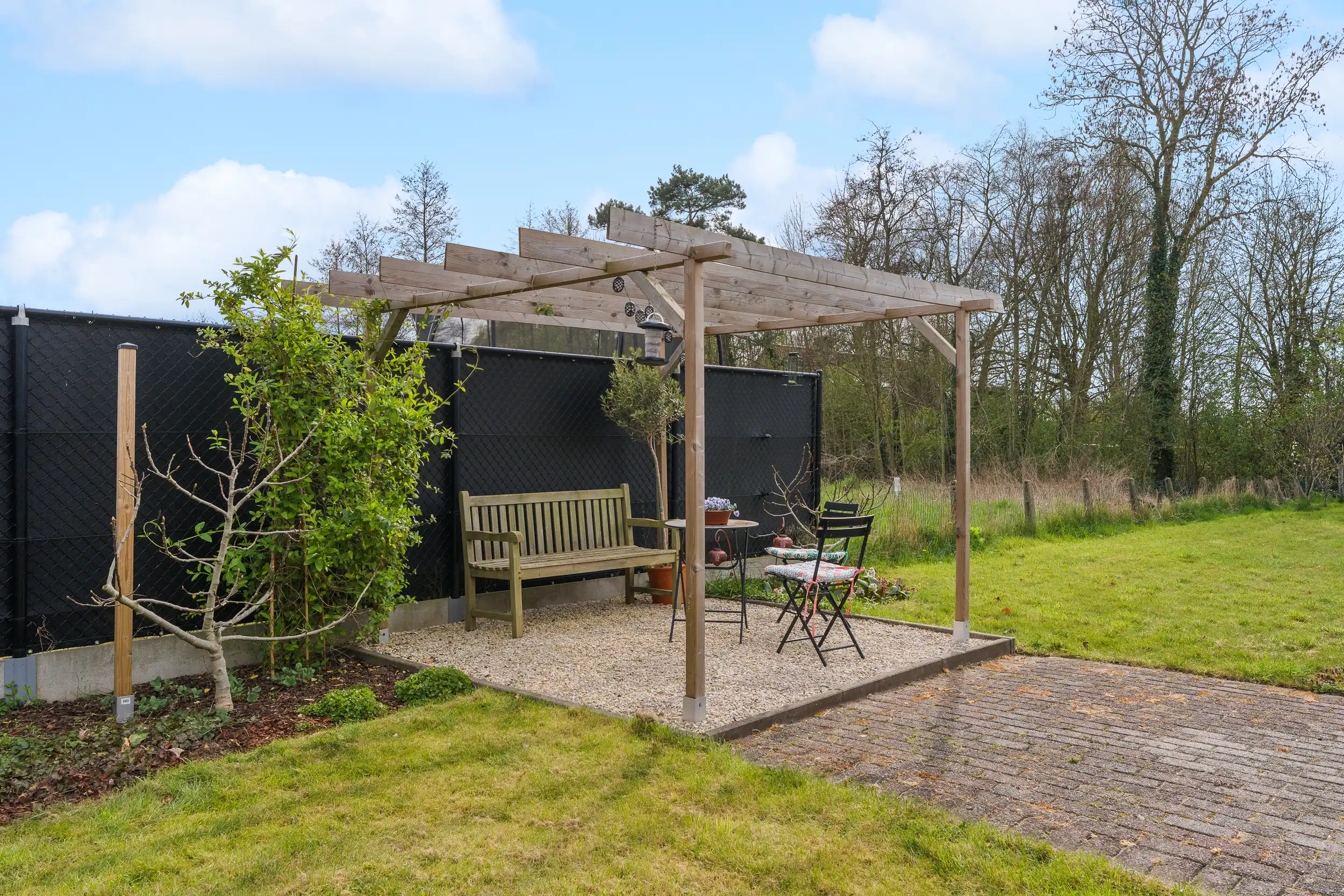 Ruime gezinswoning met 4 slpk, zonnepanelen & zonnige tuin foto 3