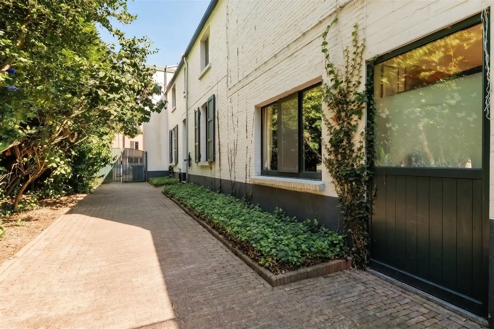 Charmante driegevelwoning met mega tuin, overdekt terras en laadpaal in hartje Maria-ter-Heide foto 3