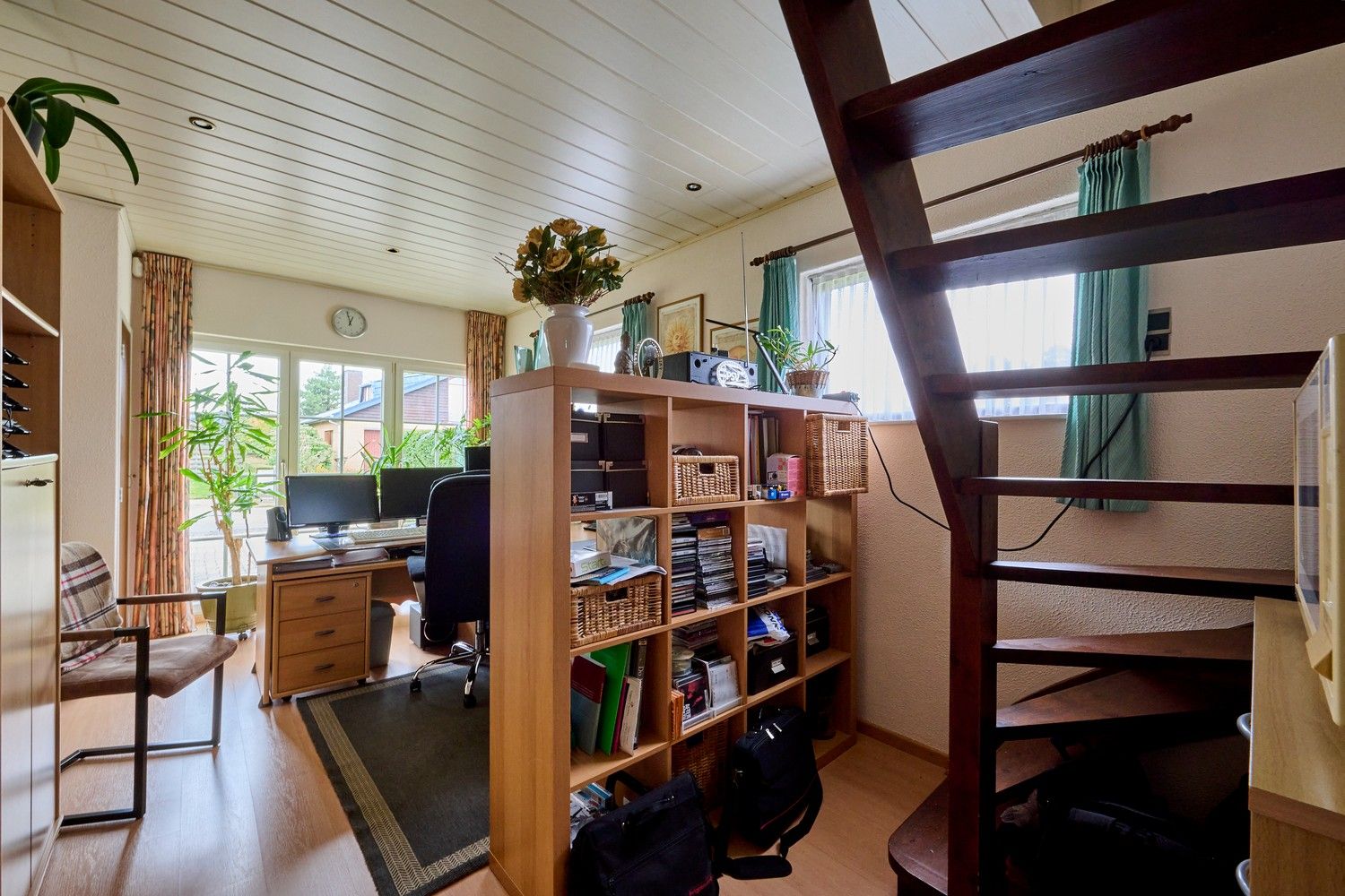 Gezellige en goed onderhouden bungalow met praktische bovenverdieping op fraai aangelegd perceel foto 8