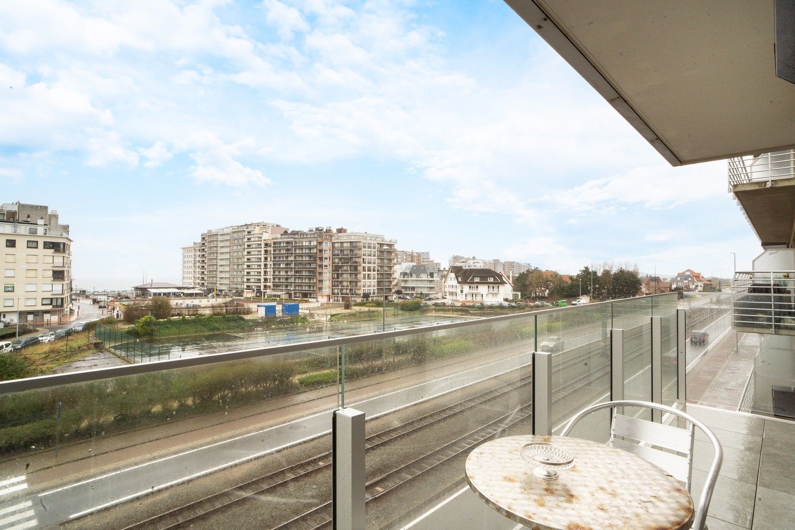 Modern, knus appartement met terras en zeezicht foto 10