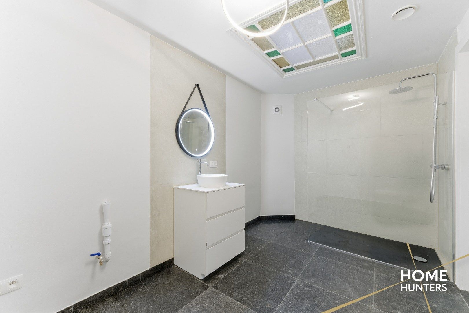 Ruim éénslaapkamer appartement met uniek zicht op het astridpark en de Sint Maartens Kathedraal te Ieper foto 17