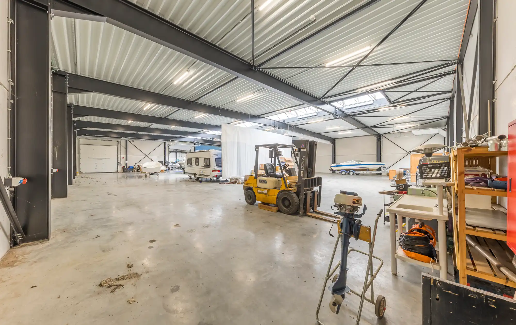 TE HUUR: Recent en hoogwaardig afgewerkt bedrijfs-/kantoorgebouw met showroom, magazijn en ruime parking foto 12