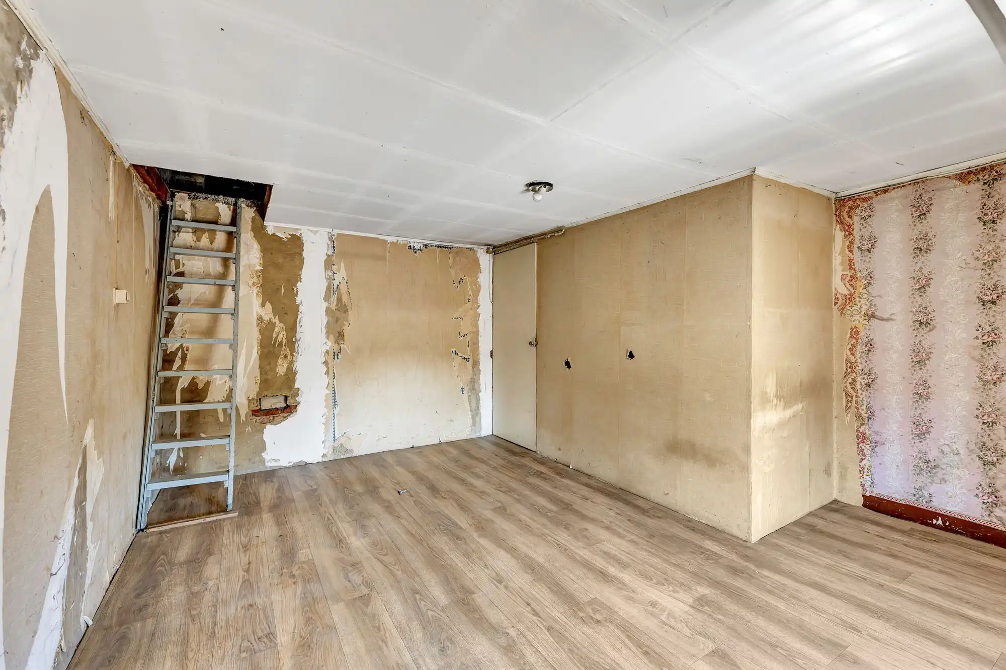 Te renoveren woning met veel potentieel en prachtige tuin foto 11