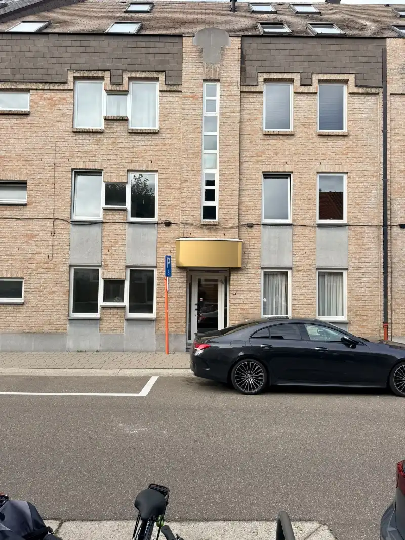 Interessante investeringsopportuniteit ( ook om zelf te bewonen )  in hartje Hasselt –  100 % vernieuwde duplex foto {{pictureIndex}}