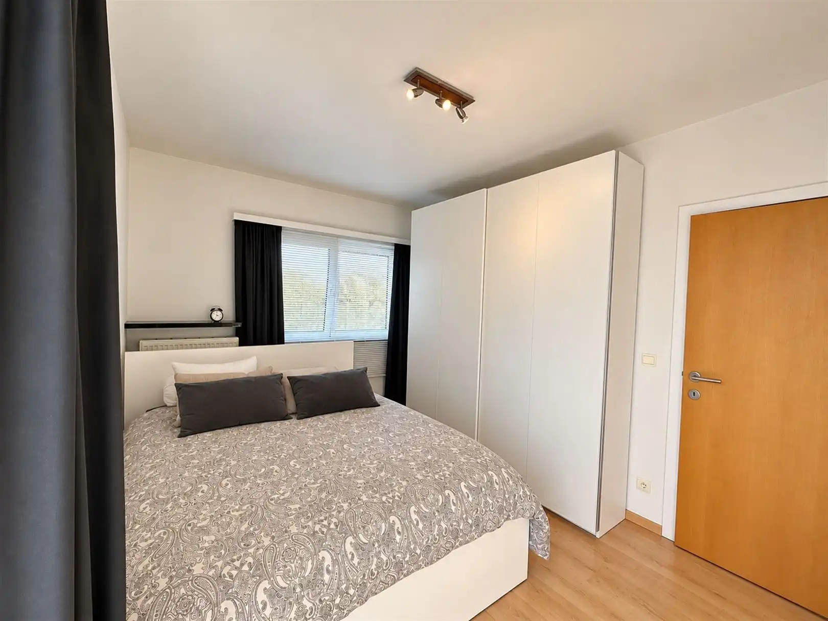 Centraal gelegen appartement met ruim terras en 2 slaapkamers foto 10