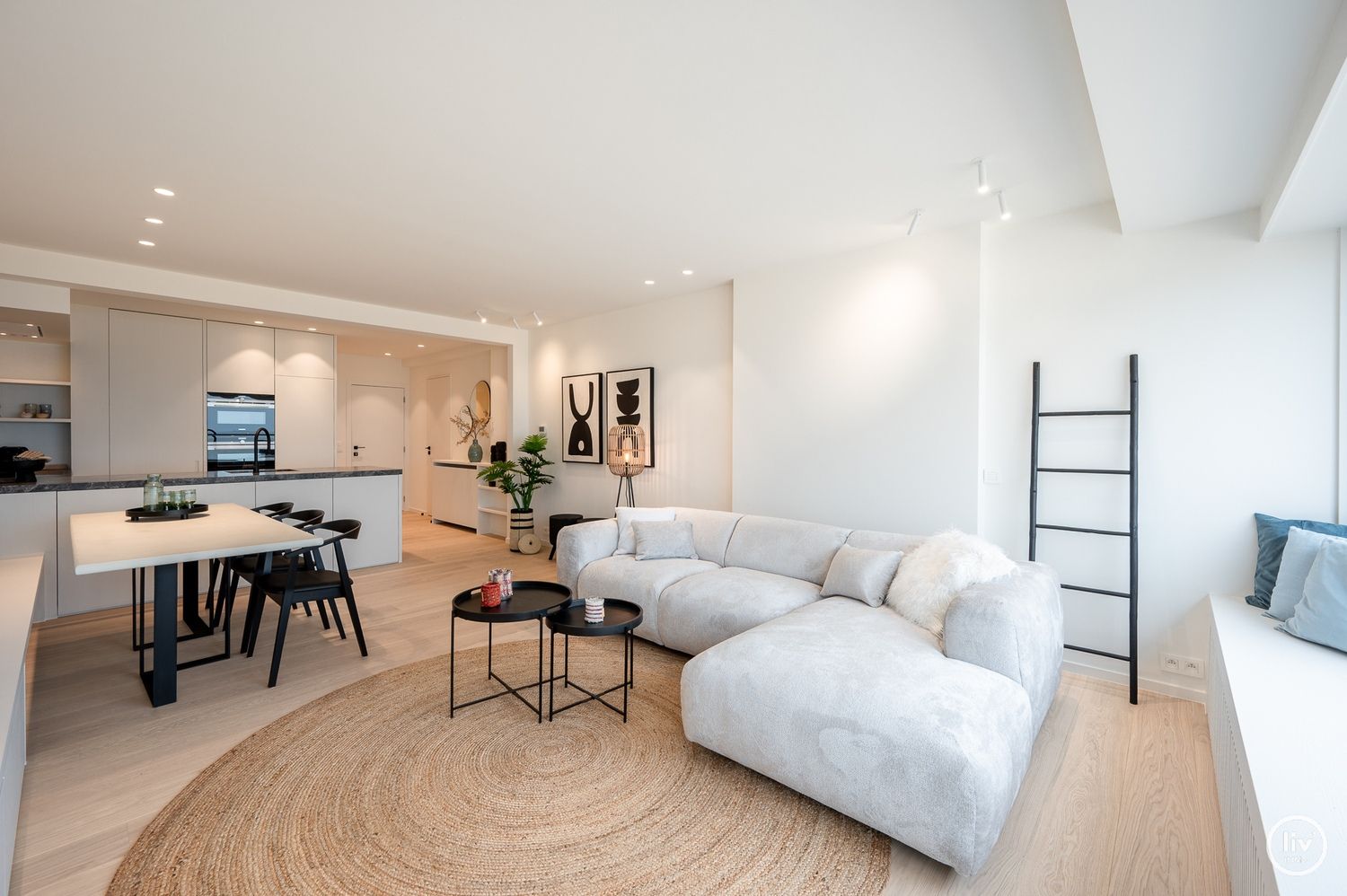 Prachtig gerenoveerd appartement met frontaal zeezicht gelegen op de Zeedijk-Albertstrand te Knokke. foto 4