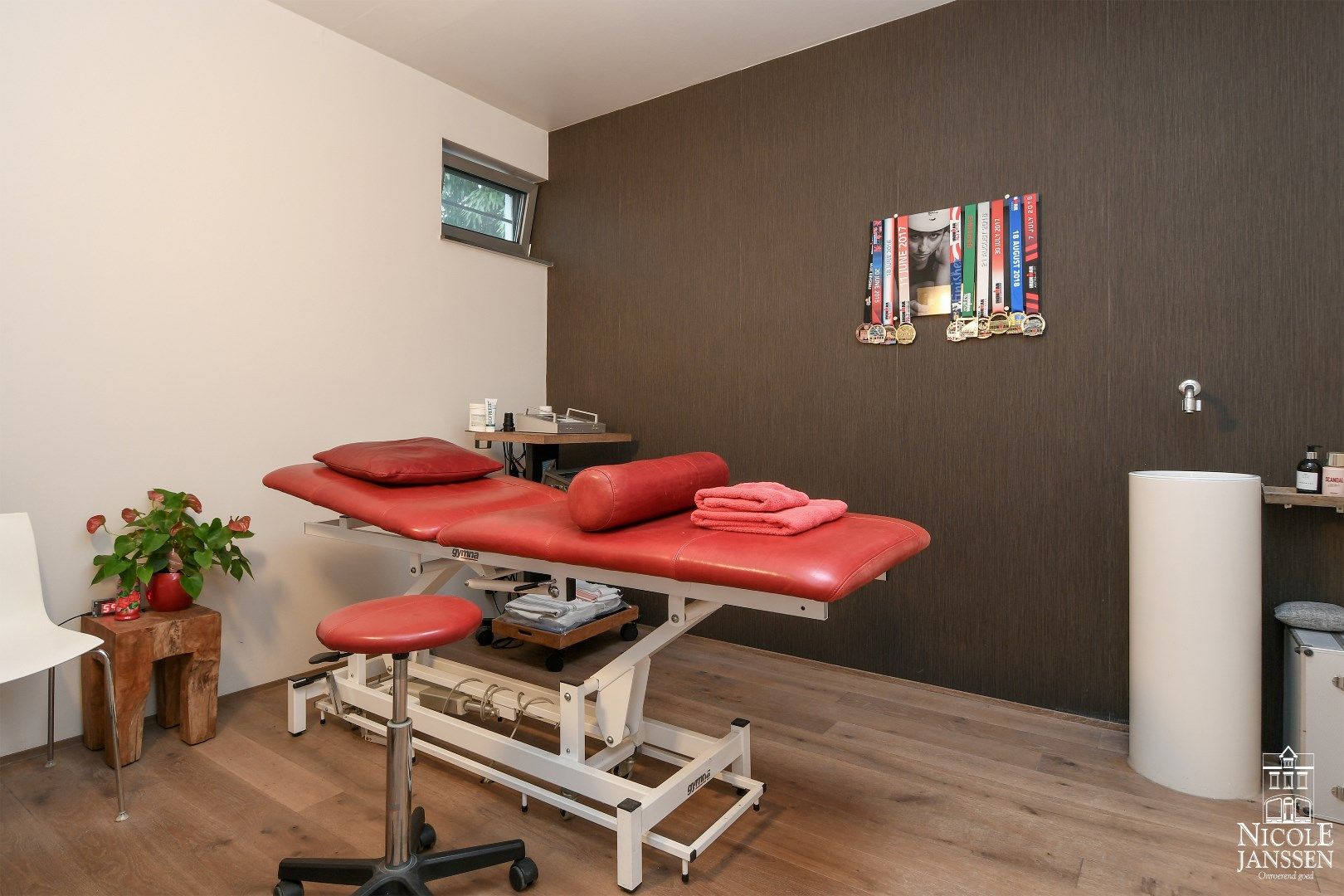 Ruime en speels ingedeelde woning met bijzondere architectuur en praktijkruimte foto 15