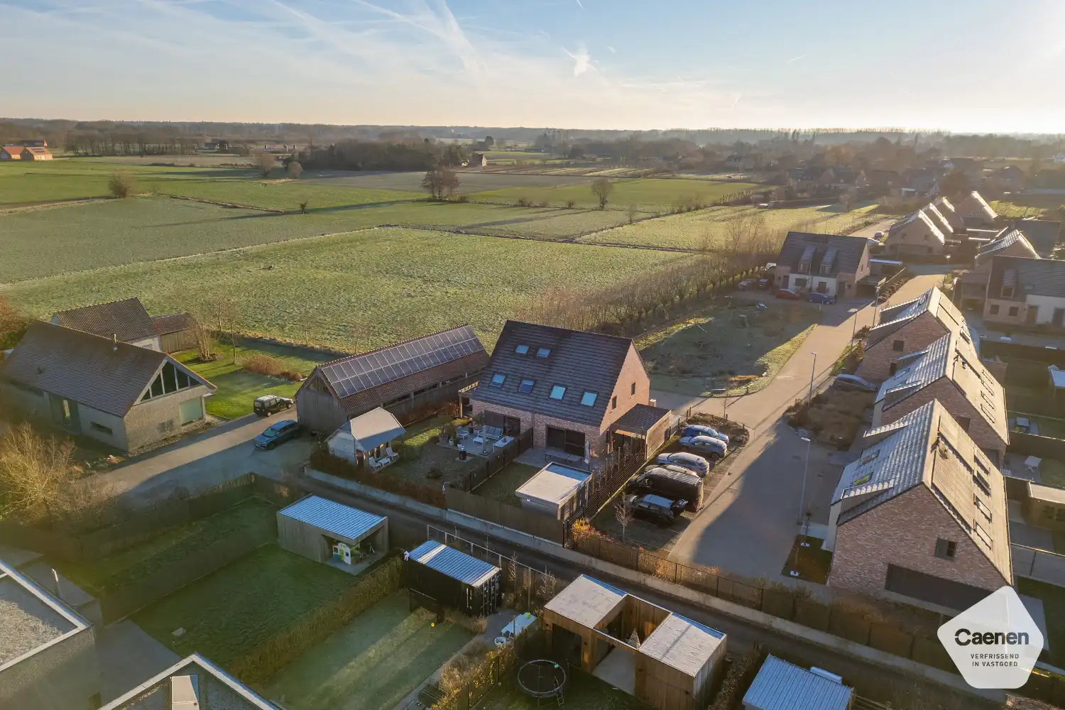 Recente instapklare woning ( BJ 2021) in een doodlopende straat met 4 slaapkamers, carport en tuin. foto 2