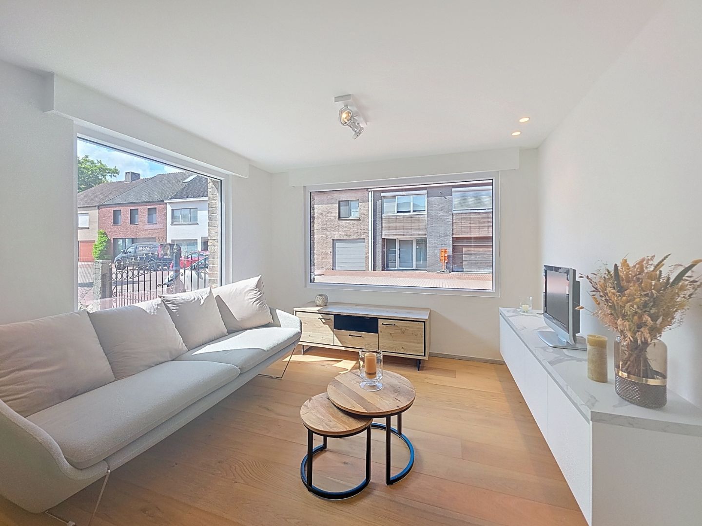 Gerenoveerde gezinswoning met tuin en garage te Nieuwpoort-Stad foto {{pictureIndex}}