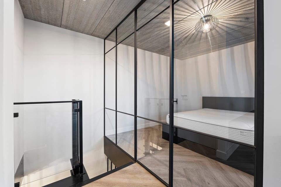 PRACHTIG GERENOVEERD APPARTEMENT MET GARAGE TE HUUR MIDDENIN HET CENTRUM VAN SINT-TRUIDEN foto 12