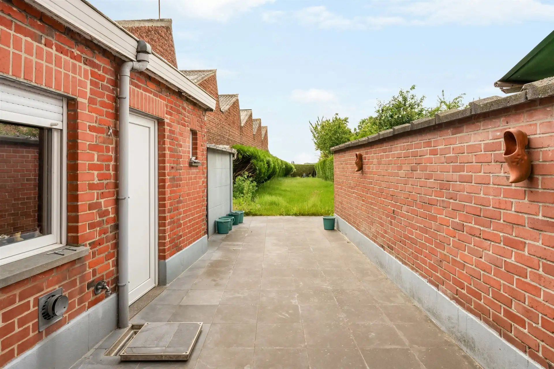 Te renoveren gezinswoning met 3 slaapkamers en grote tuin! foto 3