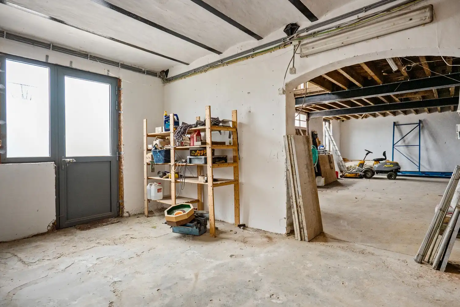 Zonevreemde woning met magazijn te Putte foto 23
