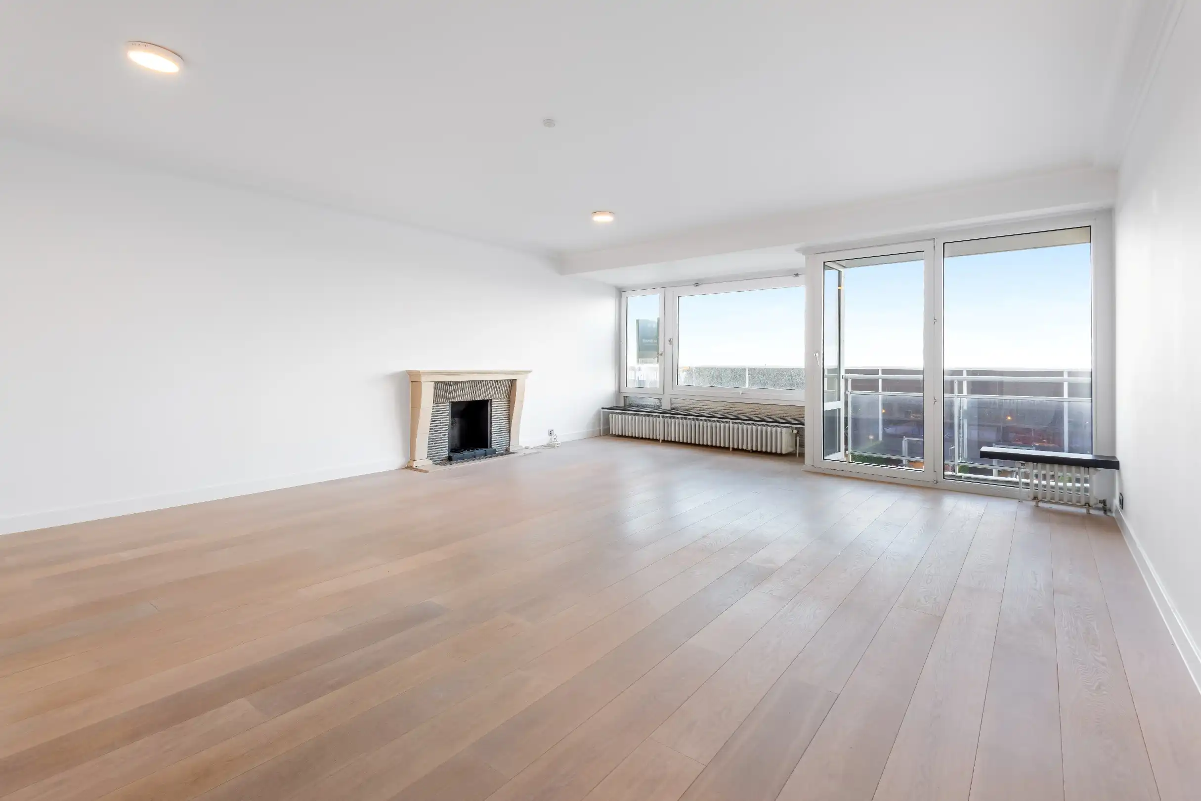 Ongemeubeld appartement met 3 slaapkamers op de ZEEDIJK in het Zoute tegen het Albertplein. foto 2