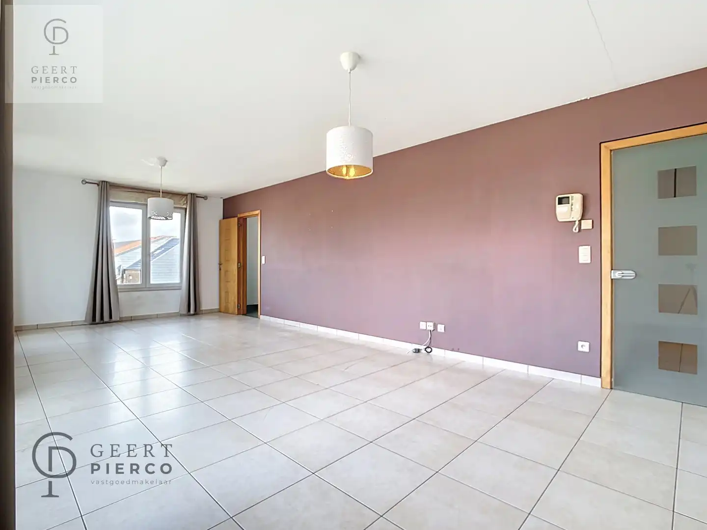 Ruim appartement met twee slaapkamers, kelder en ondergrondse staanplaats. foto 2