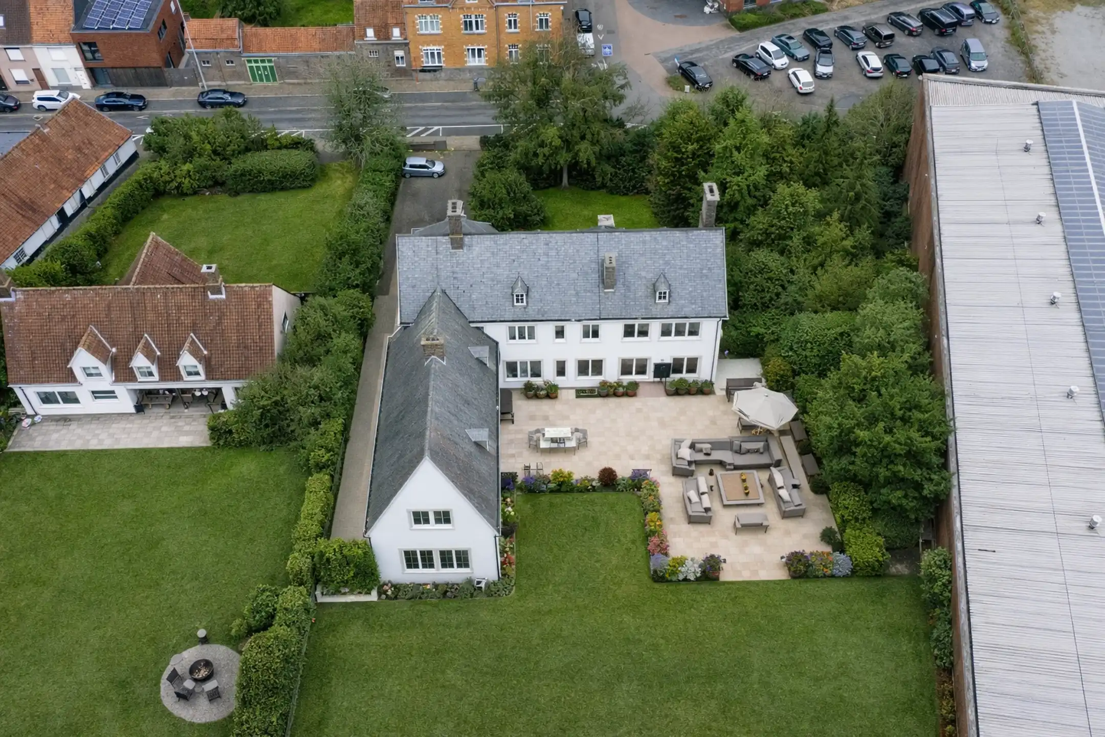 Riante te renoveren villa met grote tuin in centrum Rumbeke foto 2