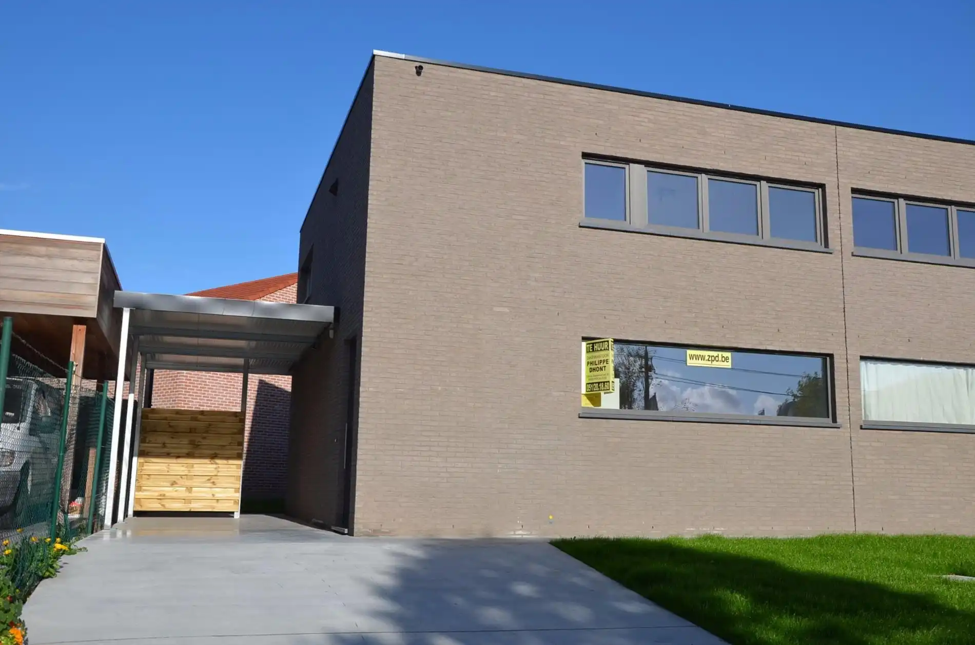 Halfopen nieuwbouwwoning met tuin, carport foto {{pictureIndex}}