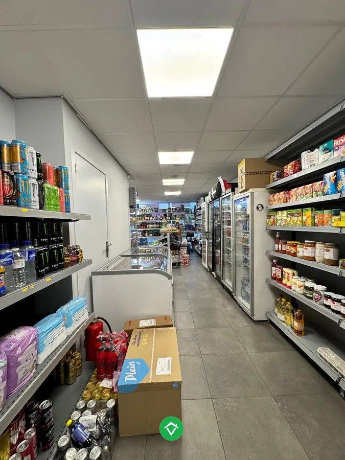 Centraal gelegen handelsruimte met 3 autostandplaatsen te Izegem foto 13