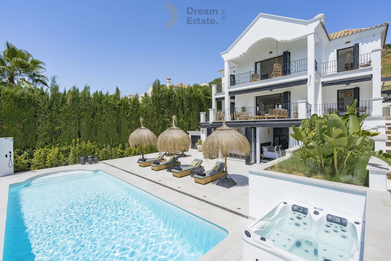 Een mooie ruime villa in de exclusieve afgesloten gemeenschap van Puerto del Capitán, Nueva Andalucia. foto {{pictureIndex}}