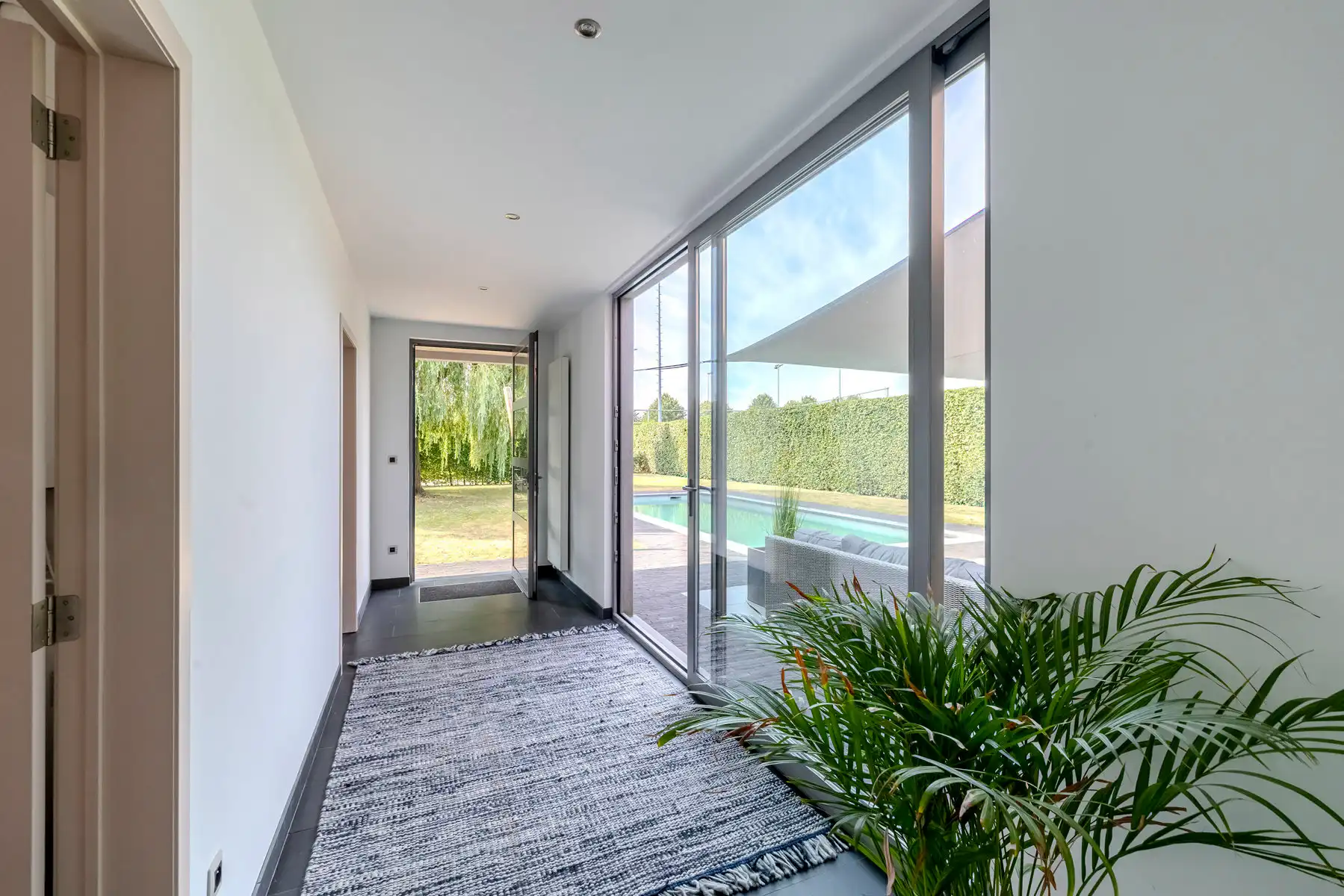 Moderne villa met zwembad op 1.282m² foto 14