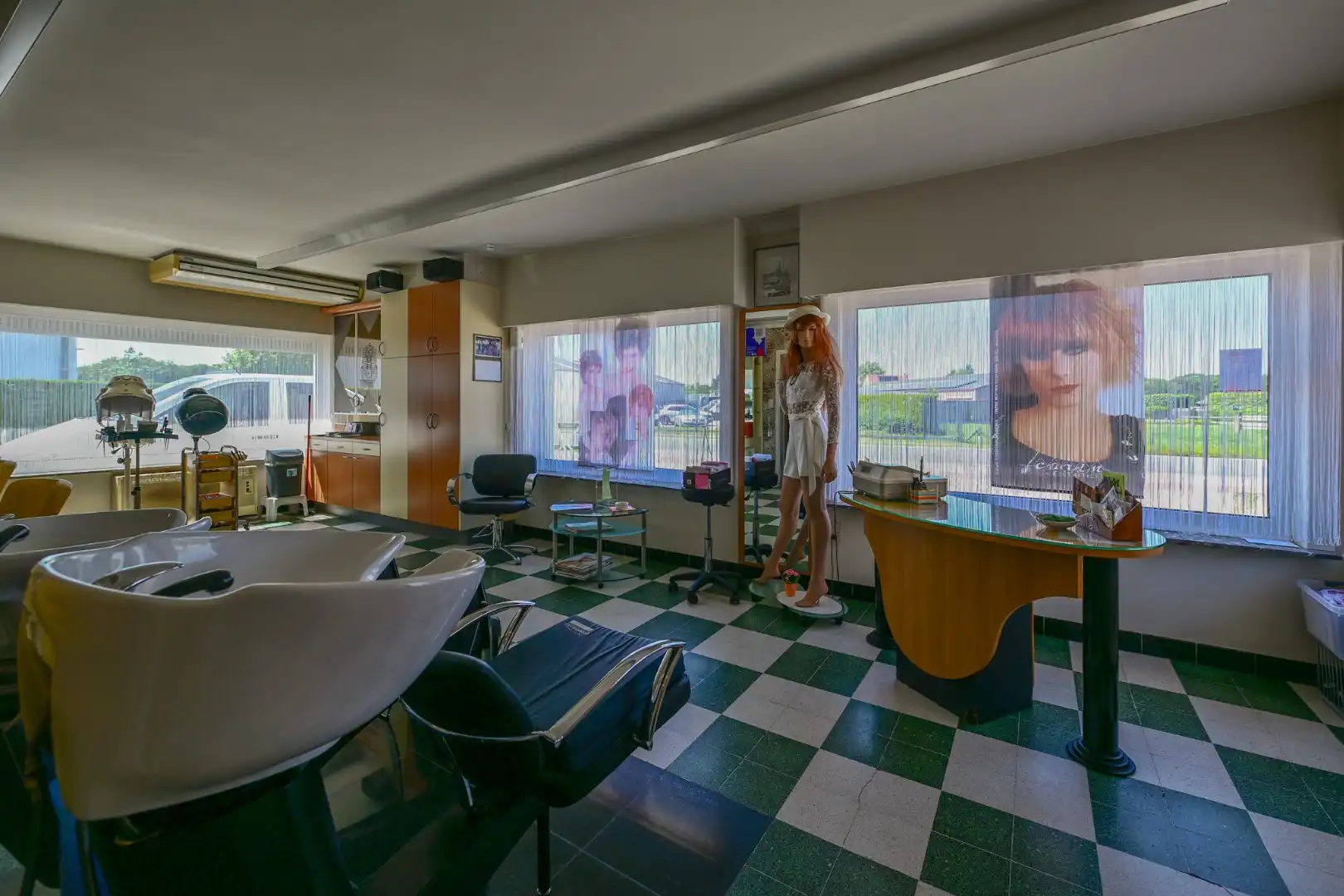 Ruime handelswoning met voormalige kapperszaak op 781m2 te Wildenburg foto 8