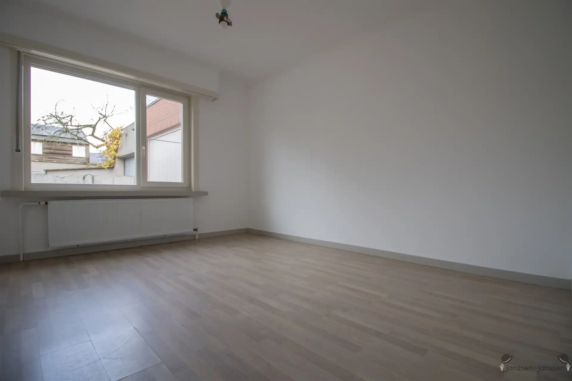 Ruime gerenoveerde gelijkvloerswoning op 544 m² met min. 3 slaapkamers en extra functionele ruimtes foto 6