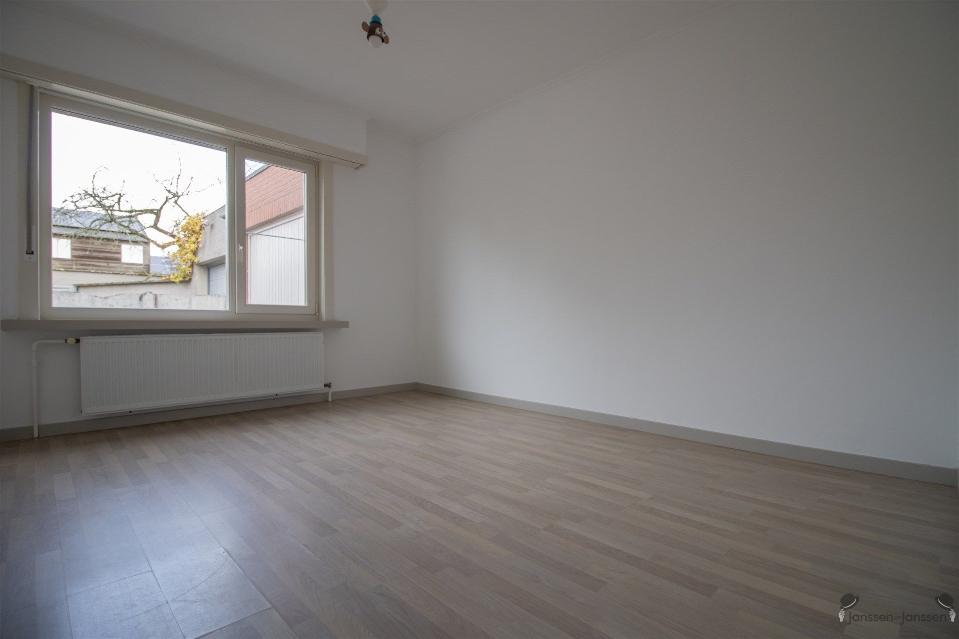 Ruime gerenoveerde gelijkvloerswoning op 544 m² met min. 3 slaapkamers en extra functionele ruimtes foto 6