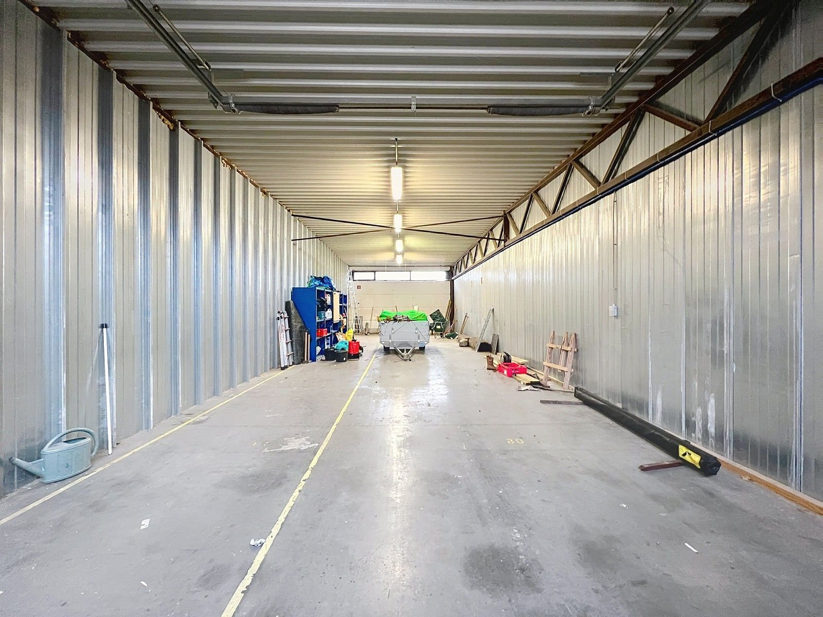 Goed gelegen LOODS (6 x 20m) met sectionaalpoort en geïntegreerde loopdeur. foto 6