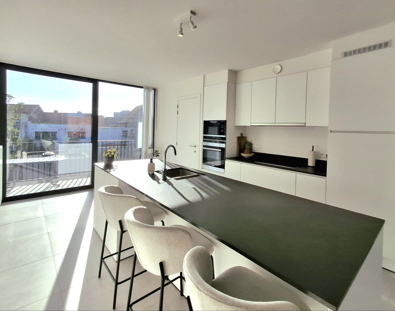 RECENT INSTAPKLAAR APPARTEMENT MET 2 SLPKS | 2 TERRASSEN EN GARAGE IN HARTJE PITTEM foto 5