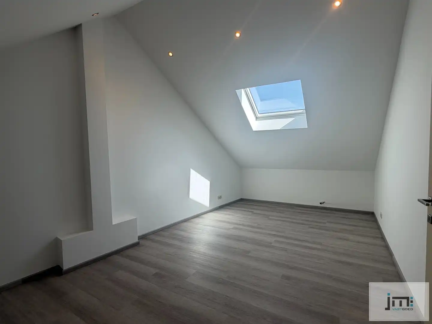 Gerenoveerd appartement met 4 slaapkamers foto 12