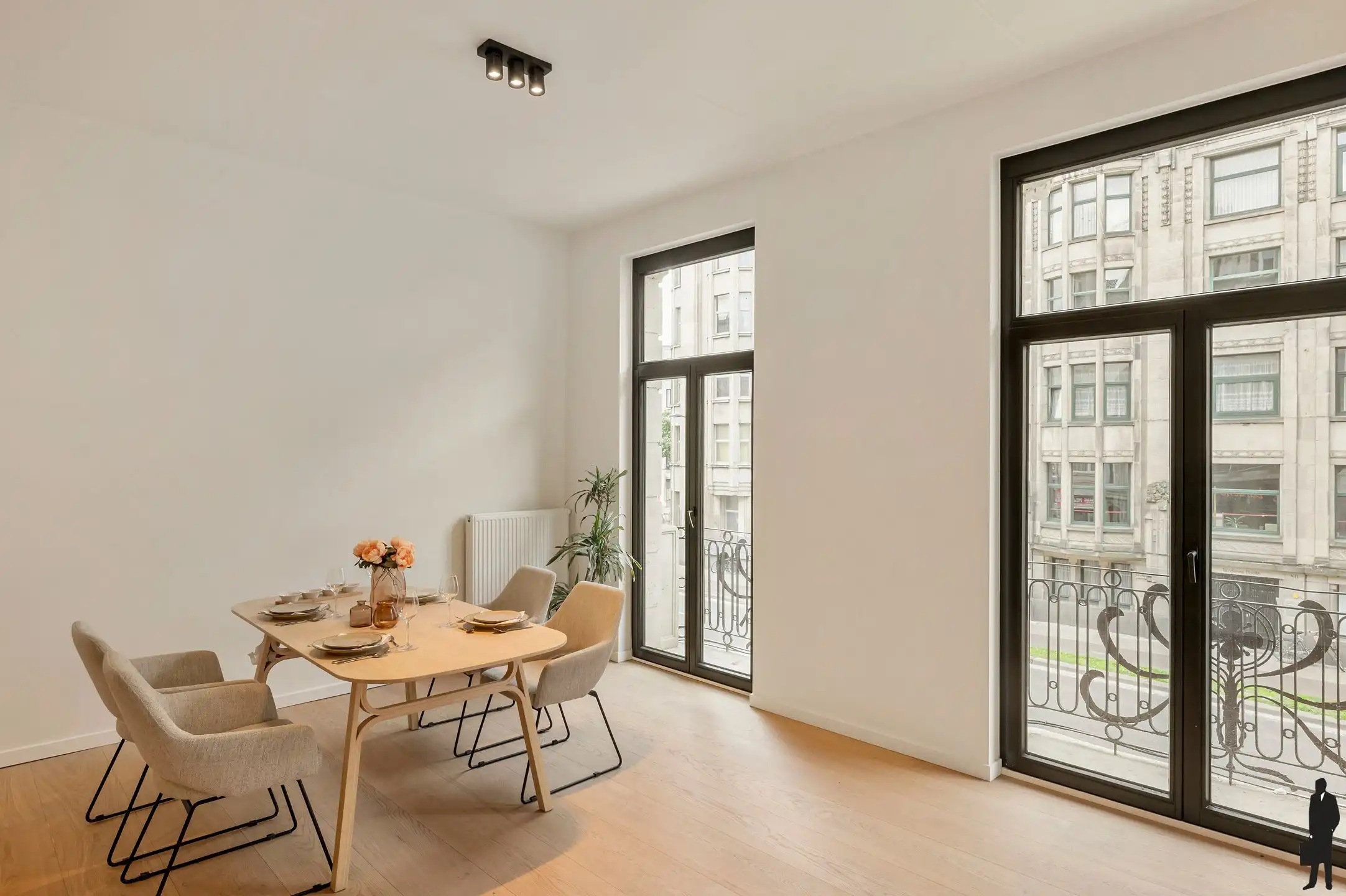 Gerenoveerd tweeslaapkamer appartement met balkons foto 4